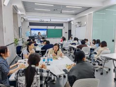 展现了依托聪慧课程平台建立的学问图谱、AI帮教